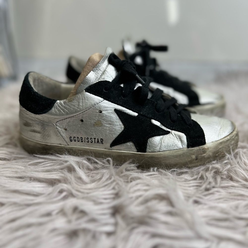 Pre-owner Golden Goose Superstar
Size 36 or 6
Shows signs if wear.